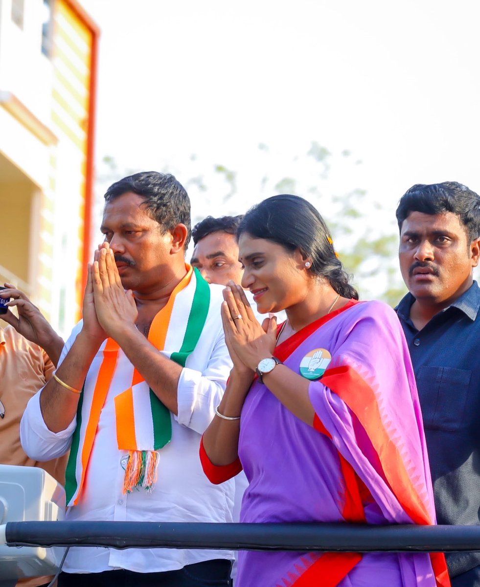 realyssharmila's tweet photo. కడప పార్లమెంట్ పరిధి ఎన్నికల ప్రచారంలో భాగంగా మైదుకూరులో నిర్వహించిన భారీ బహిరంగ సభకు తరలివచ్చిన ప్రజలకు ప్రత్యేక ధన్యవాదాలు.  మీ అభిమాన నాయకుడు రాజశేఖర్ రెడ్డి బిడ్డ కడప ఎంపీగా పోటీ చేస్తుంది. పంచడానికి నా దగ్గర అవినీతి డబ్బు లేదు.  నా దగ్గర ఉన్నది ప్రేమ, ఆప్యాయత మాత్రమే.  జిల్లాకు తలమానికం అయిన రాజోలి జలాశయంకు వైఎస్సార్ శంకుస్థాపన చేశారు.  ప్రాజెక్ట్ పూర్తి అయి ఉంటే లక్ష ఎకరాలకు సాగునీరు వచ్చేది. కుందూనది నీళ్ళను తెలుగు గంగకి పారిస్తా అన్నారట. జగన్ సీఎం అయ్యాక మళ్ళీ ఒకసారి శంకుస్థాపన చేశారు తప్పితే తట్టెడు మట్టి ఎత్తలేదు. హామీలు ఇచ్చి మోసం చేసే  ఇలాంటి వాళ్ళు మనకు అవసరమా ? ప్రస్తుత ఎంపీ స్టీల్ ప్లాంట్ కోసం ఏనాడైనా కొట్లాడాడా ? పులివెందుల బిడ్డగా అన్యాయం ఎదురించేందుకే కడప ఎంపీగా పోటీ చేస్తున్నా. ప్రజా కోర్టు లో న్యాయం కోసం పోరాటం చేస్తున్నా. న్యాయానికి,అన్యాయానికి జరుగున్న యుద్ధంలో కడప ప్రజలు ఎటువైపు ? ధర్మం కోసం జరుగుతున్న ఈ పోరాటంలో న్యాయం వైపు నిలబడ్డాలని కోరుతున్నాను.