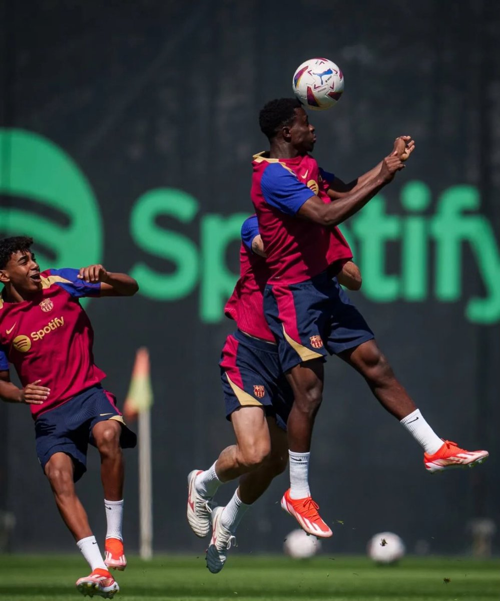 ❗️En la última semana, el lateral juvenil del 2007, Landry Farré, se ha entrenado 3 veces con el primer equipo; incluyendo el entrenamiento de hoy previo al Girona - Barça de mañana. #FCB 🌟🇪🇸🔵🔴