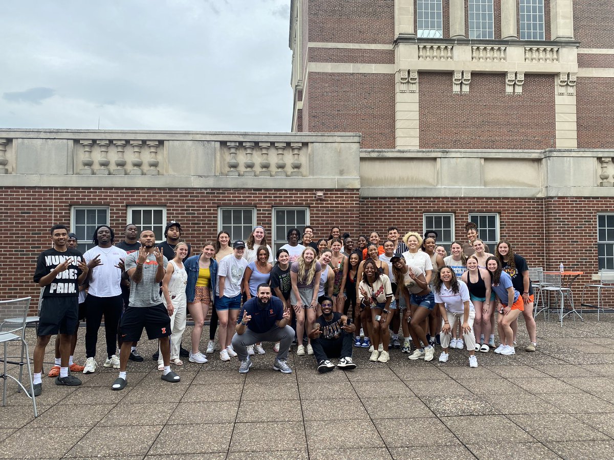 Savoring the last moments of the year during our cookout yesterday. 🍔🌭🧁🍪 Thanks to our affinity group leaders for organizing this event and to everyone who showed up. Good luck on finals & have a great summer! ☀️ 🔸I-L-L🔹