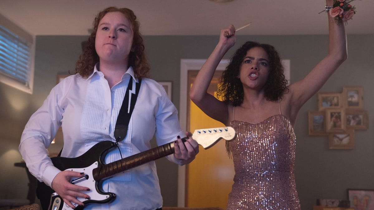 Prom Dates review: A lively entry into the raunchy teen buddy comedy subgenre dlvr.it/T6N6Ly