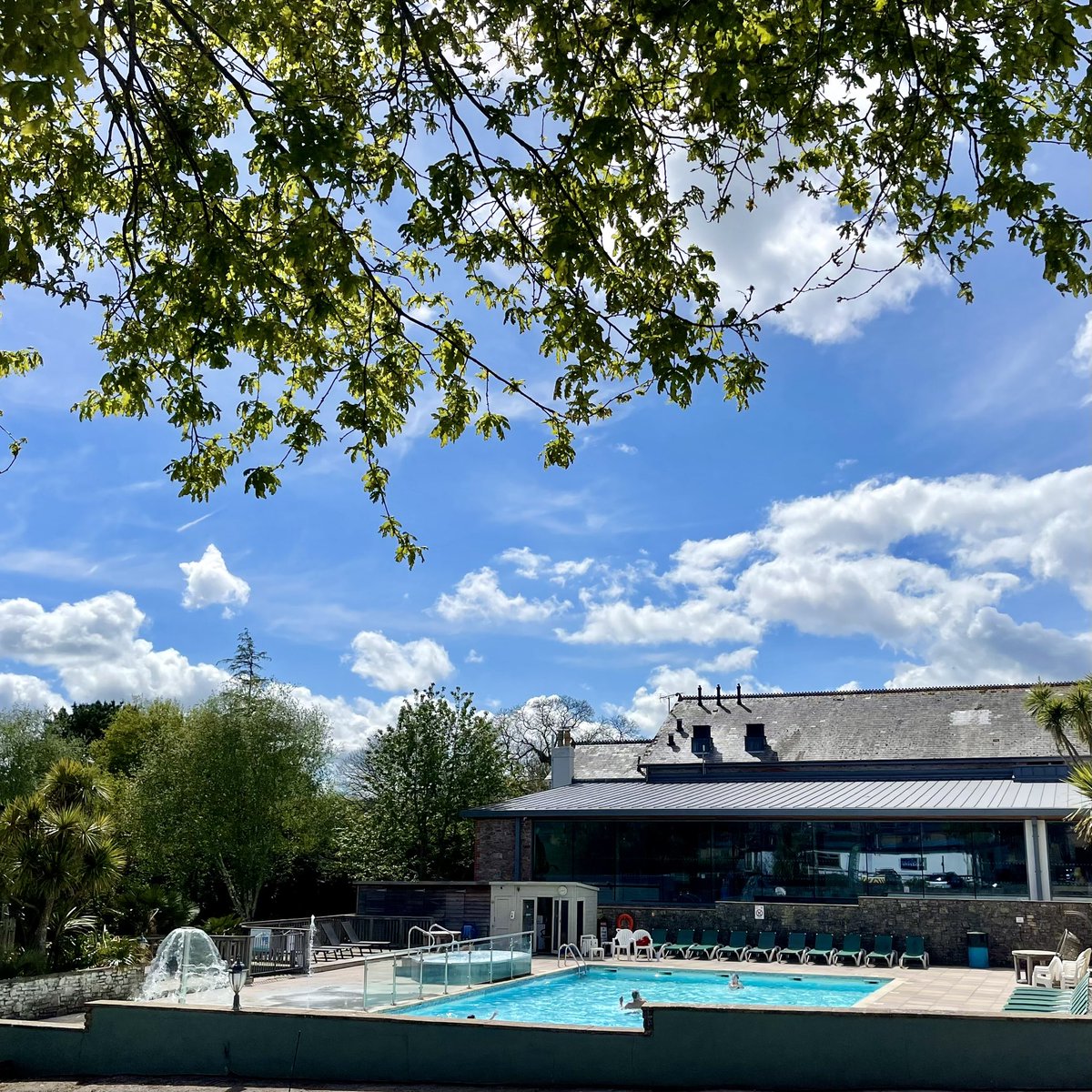 Happy Friday! We’ve had a lovely sunny start to the #BankHolidayWeekend at Whitehill County Park today - see you soon!🌤️