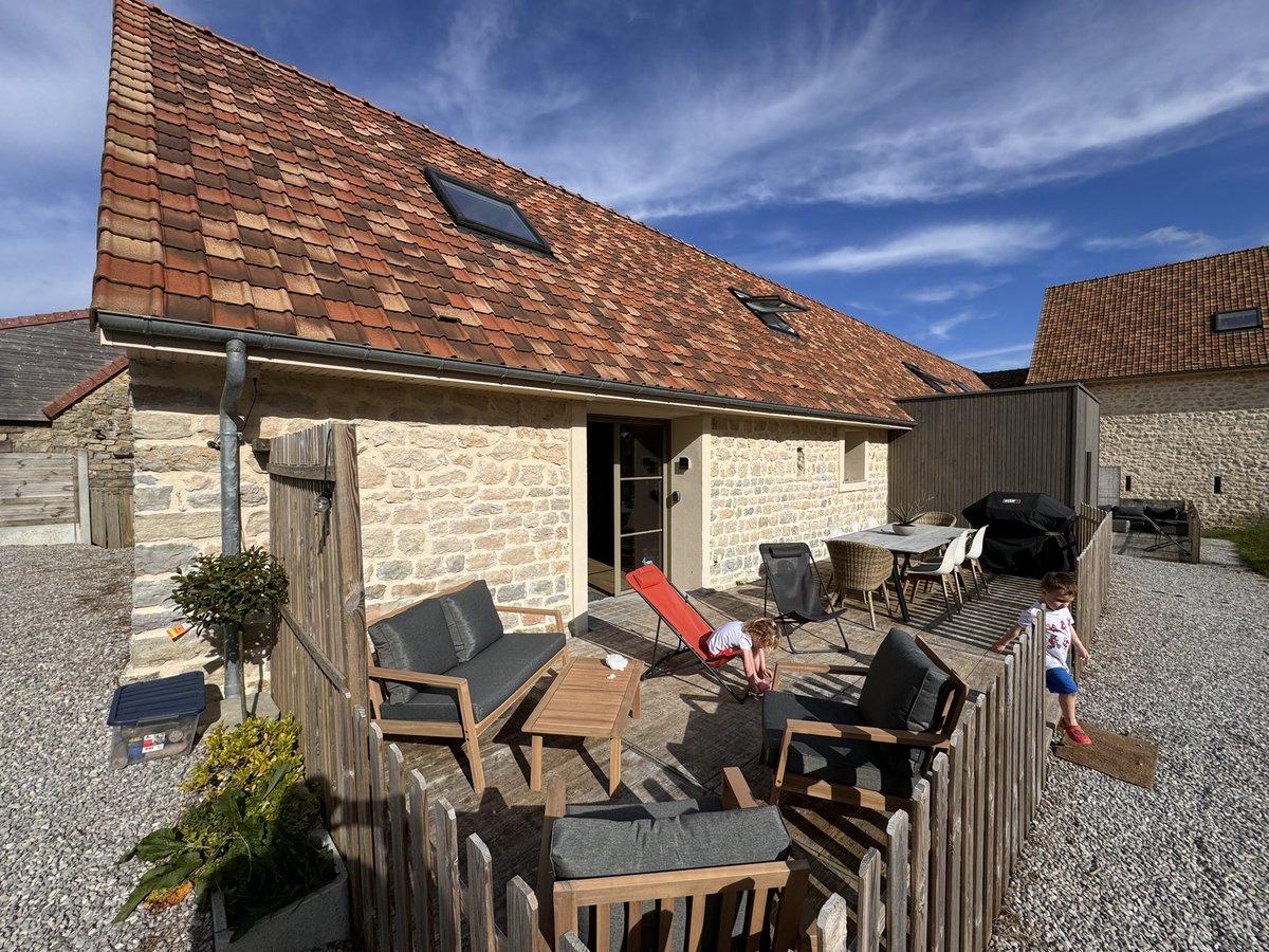 Happy hour at the gîte in France. The sun is welcome ☀️ Have a good weekend!