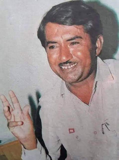 ھي ڏينھن آريسر صاحب جا آخري ڏينھن ھئا پر مجال جو موت جو فرشتو آريسر صاحب کي مايوس ڪري سگھيو سندس جون اکيون بہ کلندي کلندي فاتحانه انداز ۾ بند ٿيون ڇو جو آريسر صاحب جي اکين ۾ وطن جي آزاديءَ جو حسين ترين سپنو سمايل ھيو.
#TributeToAbdulWahidArisar