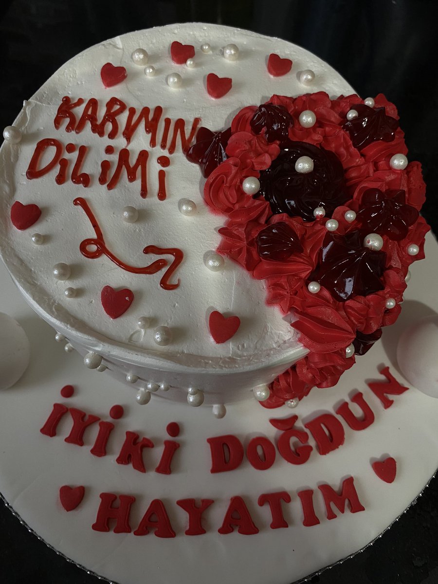 Acillll herkes babamın anneme yaptırdığı pastaya bakabilir miiii ????