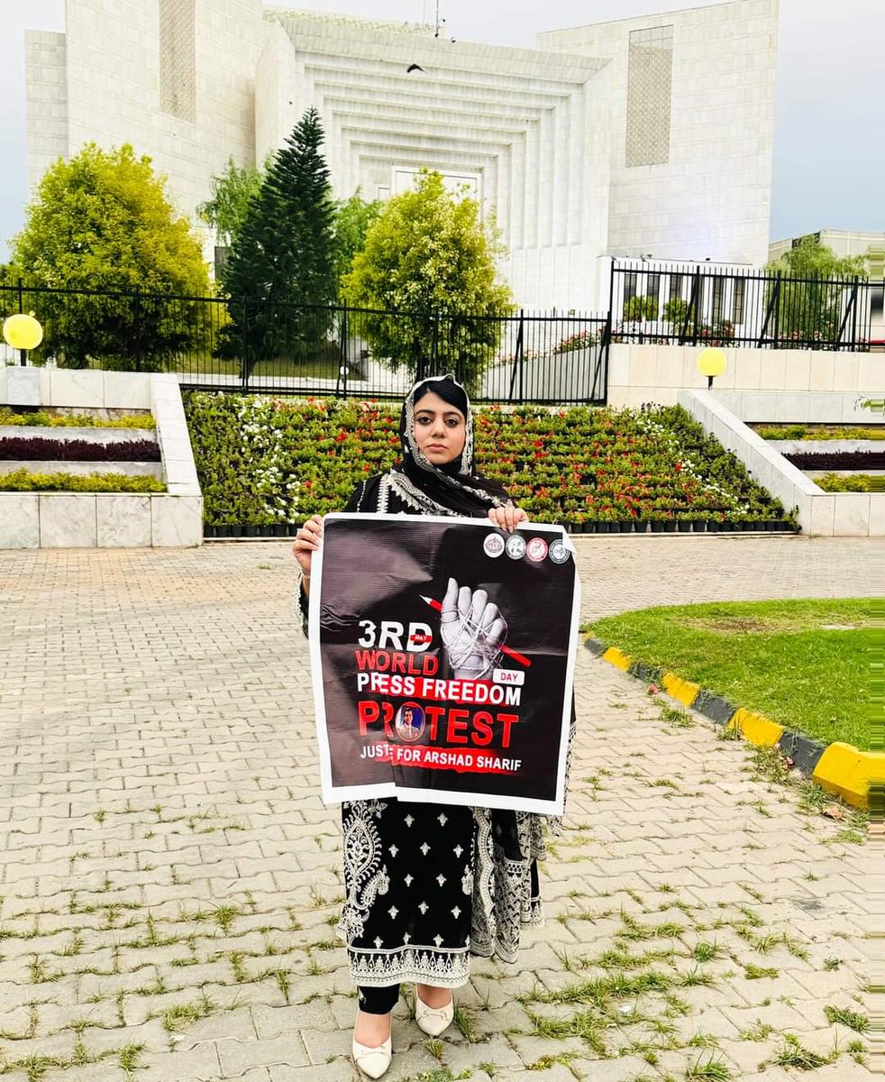Senior Journalist wife of Arshad Shareef is Standing at constitution avenue in front of Supreme Court of Pakistan. 
Still waiting for justice.
#JusticeForArshadSharif 
#JournalismIsNotACrime 
#FreedomofthePress 
#PressFreedomDay 
@javerias