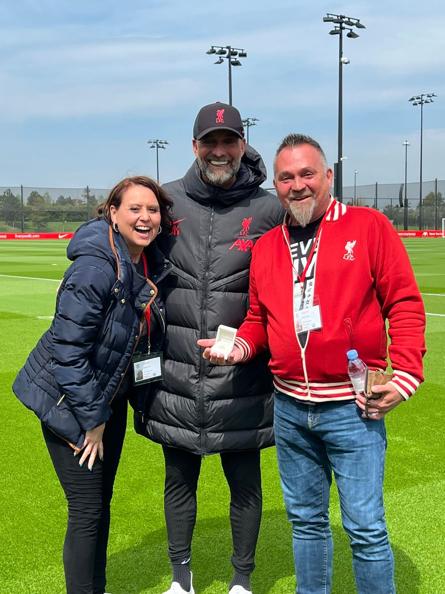 Hollandalı Liverpool taraftarı, Jürgen Klopp'un önünde erkek arkadaşına evlenme teklifi etti. 😍🙌