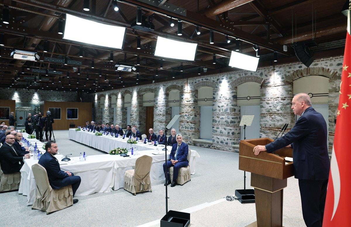 Cumhurbaşkanımız Recep Tayyip Erdoğan, Müstakil Sanayici ve İşadamları Derneğinin (MÜSİAD) Yönetim Kurulu üyelerini Dolmabahçe Çalışma Ofisi'nde kabul etti.