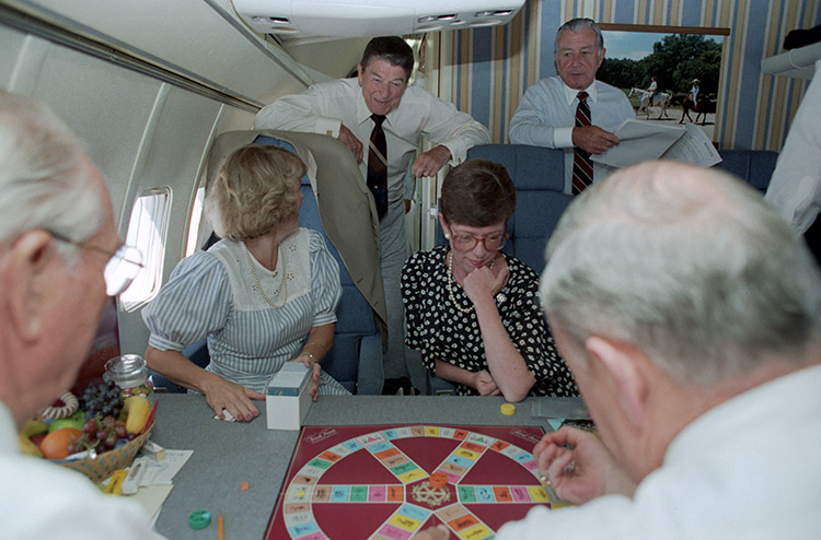 On 06/05/1985 #PresidentReagan watched staff play the board game Trivial Pursuit aboard Air Force One during a trip to Oklahoma. #ArchivesHashtagParty #ArchivesGames catalog.archives.gov/id/75854143