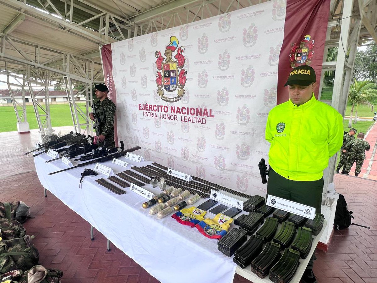 #OperaciónCauca | En zona rural de Argelia, Cauca, @PoliciaColombia en coordinación con @COL_EJERCITO y @FiscaliaCol, incauta 5 fusiles, un rifle de alta precisión, armamento de diferentes características y material de guerra. También fueron neutralizados 3 integrantes del…