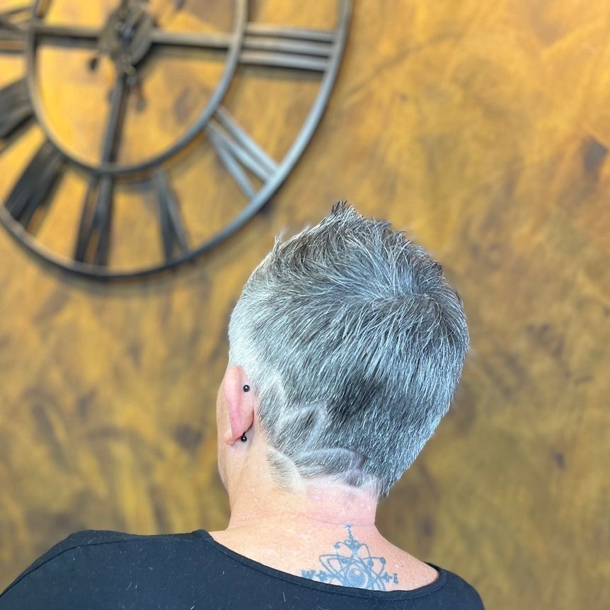 Cheeky, peaky little pattern from Jhon. Loving this natural hair colour too! 

#worthing #worthingbarber #worthingbarbershop #worthingbusiness #beards #barber #barberlife #haircuts #barberstyle #genderneutral