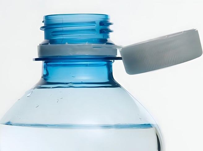Ma parliamo ora di cose pratiche e veramente importanti. Cosa ne pensate voi dei nuovi tappi agganciati alle bottiglie di plastica dell'acqua?