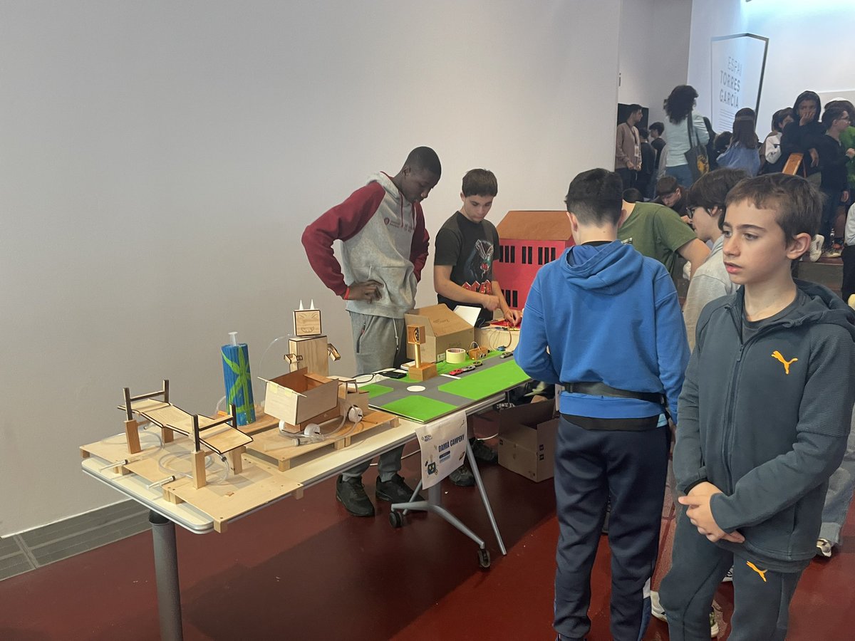 SimoLXirau's tweet photo. Tret de sortida de la #InstallParty24 a la sala #Foyer del @Tecnocampus. Grans projectes i un encàrrec fet! Estic segur que amb aquest jovent tindrem un futur millor!#EscolaJoanCorominas #escolaangeletaferrer #StemForts #Coeducació #Vocació i moltes coses més #Robocat. https://t.co/HTryaaRZG5