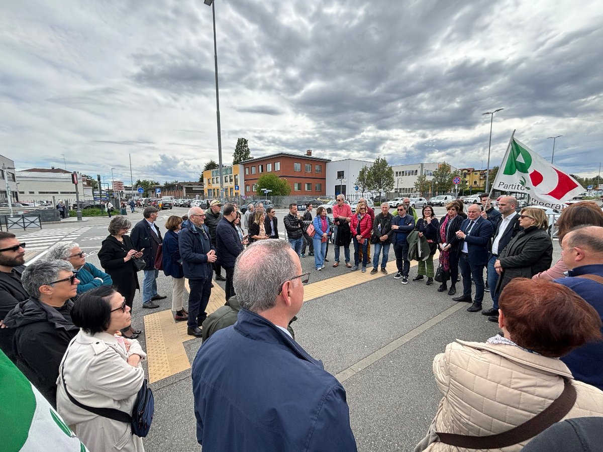 Il nostro territorio merita un trasporto pubblico che funzioni e per questo abbiamo bisogno di una mobilità che sia sostenibile. Oggi pomeriggio ho incontrato cittadini e candidati regionali davanti all’ingresso della Metro Fermi a Collegno. #drittaalpunto