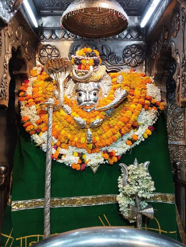 श्री  काशी के कोतवाल बाबा काल भैरव मंदिर के मंगला आरती दिव्य श्रृंगार दर्शन 03.05.2024