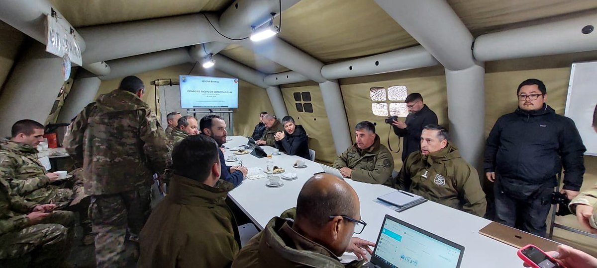 En la 4ª Comisaría COP #LosÁlamos, Carabineros de las regiones del #BíoBío y La #Araucanía sostienen una reunión de coordinación con los subsecretarios de @SubseInterior y @SubseDefensa @EmcoChile y @jedenabiobio mancomunando esfuerzos para entregar más seguridad a la ciudadanía.