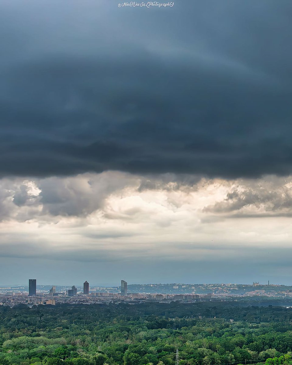 ' Thundergdunum ' Par © Ninoversalphotography (Instagram /Facebook) #Lyon #picoftheday #pictureoftheday #photooftheday #photography #storm #stormclouds