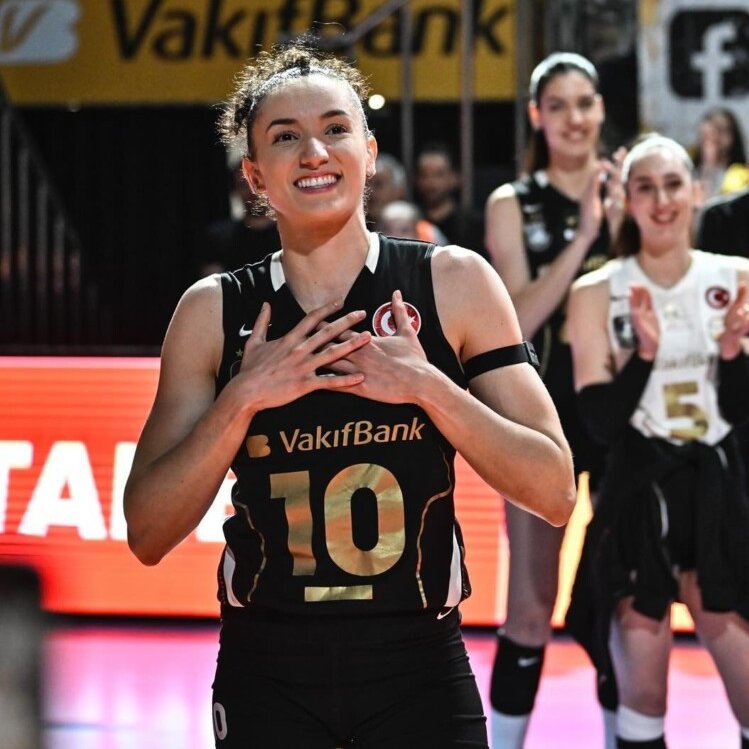 🎙️ Gabi Guimaraes, Vakıfbank'a vedası ve orada öğrendikleri hakkında:

İnanılmazdı. Bu kadar çok sevgi görmek beni çok mutlu etti. Veda töreninde bana sürpriz yaptılar ve bu gerçekten çok duygusaldı. Sadece elde ettiğim başarılar ve inanılmaz anlar, kazandığımız şampiyonluklar…