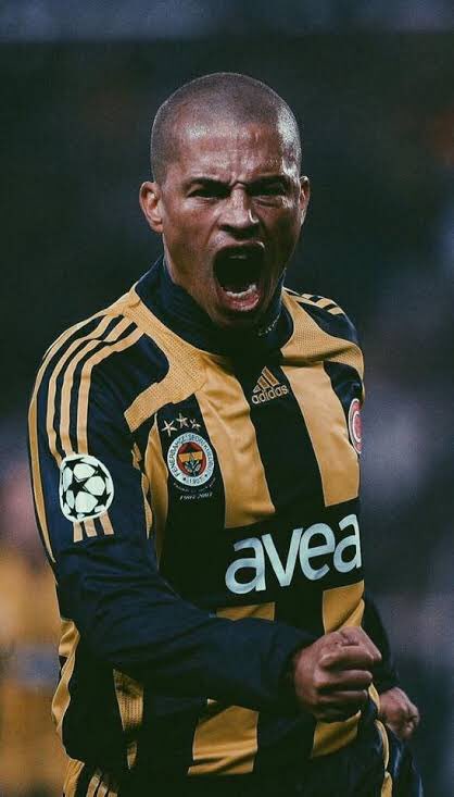 Alex disputou pelo Fenerbahçe 378 jogos e marcou 185 gols, com 162 assistências. O meia é um dos dez maiores artilheiros da história do clube. Nostálgico!