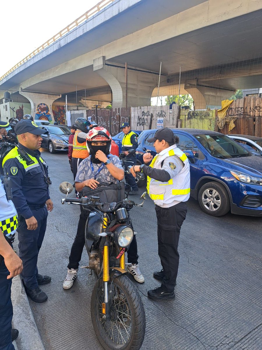 59 pruebas de alcoholemia, 24 infracciones y 18 motocicletas a depósito, resultado del dispositivo Salvando Vidas, en coordinación con @LaSEMOVI, la Dir. Gral. de Alcoholímetro y D. Humanos. El dispositivo se realizó en el Circuito Interior y Calz. de los Gallos, @AzcapotzalcoMx