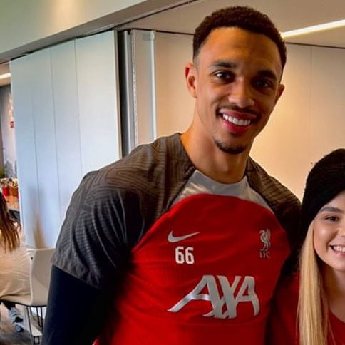 More pic of Trent with fans yesterday🫶🏻🫶🏻