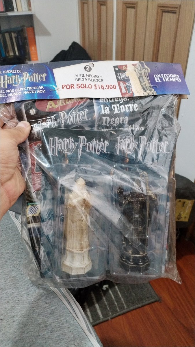 Vendo ajedrez Harry Potter edición especial, completo,sin desempacar, especial para coleccionistas.
$550.000 
Si no le gusta,al menos dele RT a ver si hay alguien que si.