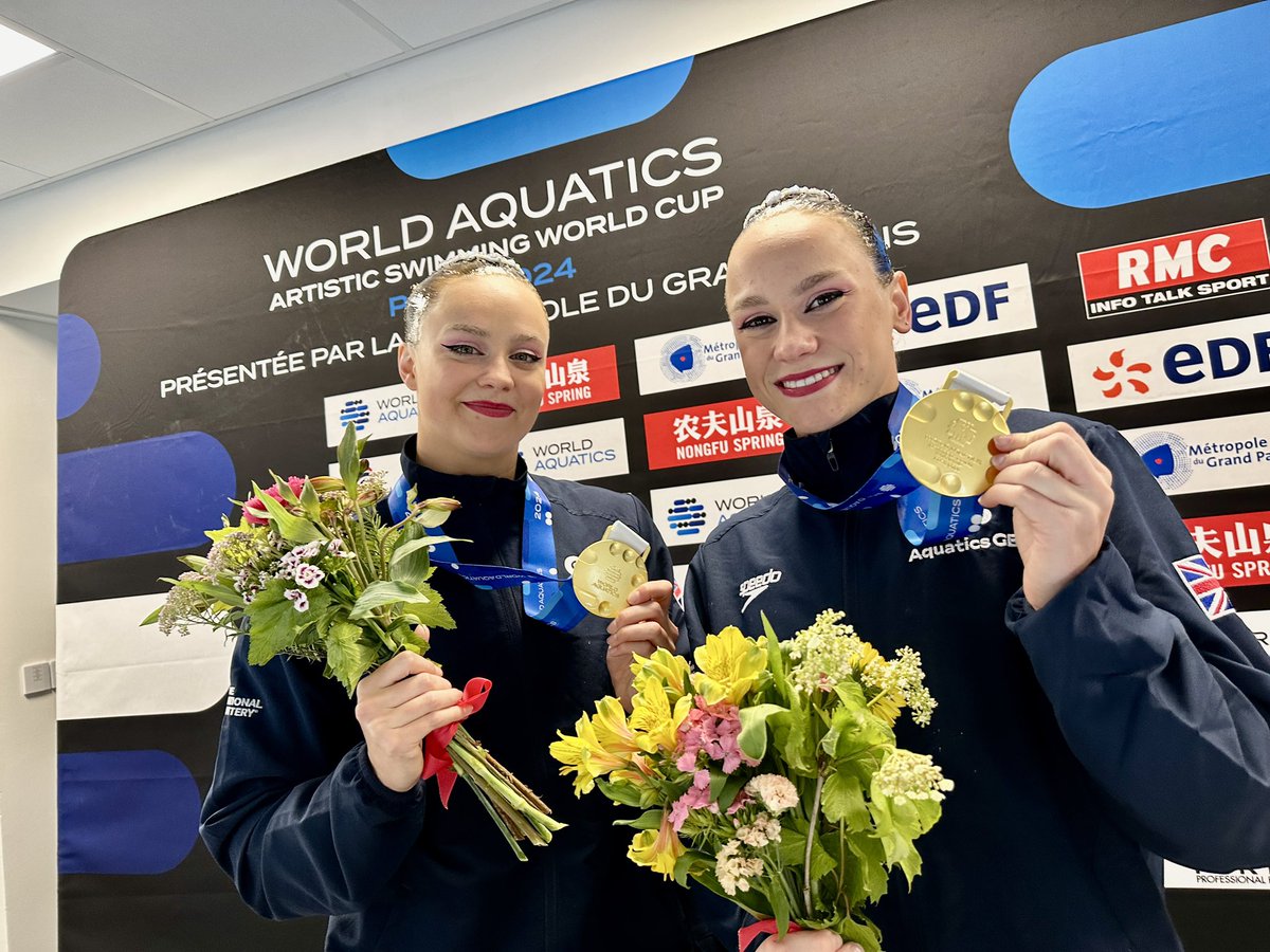 INCREDIBLE SCENES here in France at the Olympic Aquatics Centre as 🇬🇧’s Kate Shortman & Izzy Thorpe claim duet tech GOLD in the Paris 2024 test event! “We’re🥇 medallists in the Olympic pool, the first time we’ve swum in it - what a cool moment!” they tell me for @WorldAquatics.