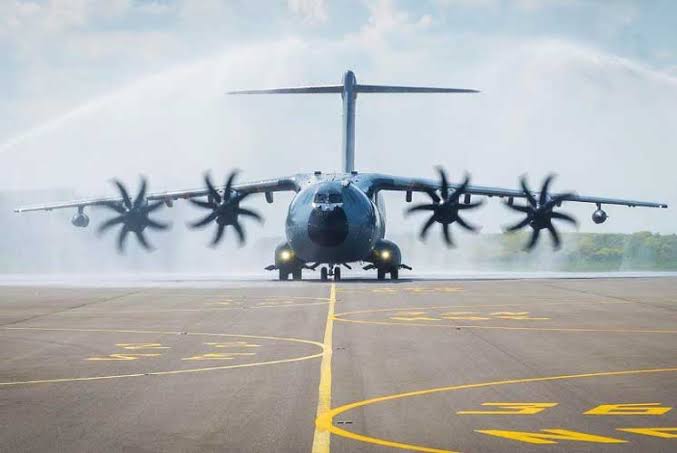 Canlı yayında A400M bahsi geçmesinin bize A400M aldırmaması gibi A400M alınması da bizim lojistik eksiğimizi tamamen kapatmıyor. Uçaklarımız halen çok hızlı yaşlanıyor ve A400M mevcut C-130'lara bir alternatif olamaz. A400M alımı C-130J/C-390 alımından bağımsız olacak.