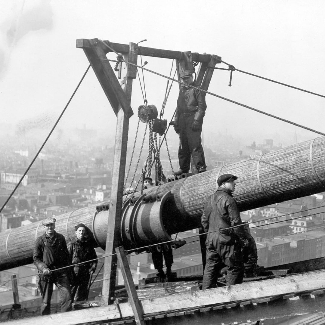 Workers in 1925 are shown installing the north side cable band on the 'Delaware River Bridge,' later renamed the #BenFranklinBridge. This angle is from the Philly side span.

The 'Benny' would open about a year later on July 1, 1926. #FlashbackFriday