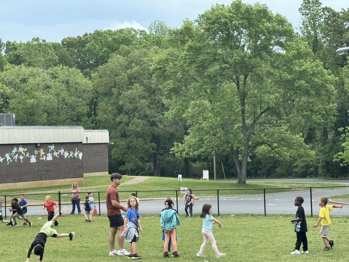 I spy a @TullahomaB player working with @JackTFarrar frogs on their baseball skills! The joy! 🤩 The laughter! 😆 The learning! 🎉The playing! 🙌🏻 Makes my heart happy to see this interaction between a @TullahomaHS senior and these young elementary students. ⚾️ 🐸 Thank