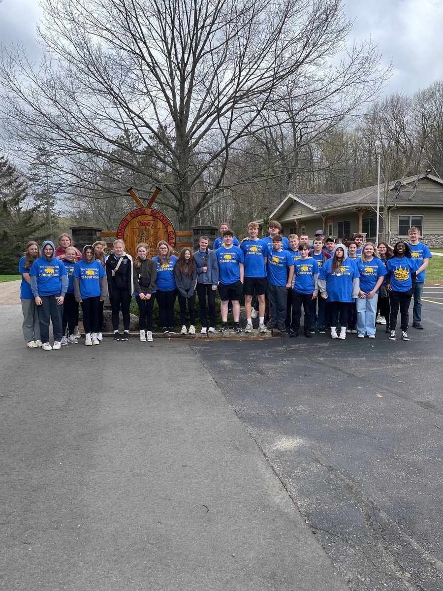 This excellent crew helped out at Gardner Dam Adventure Base on #LendAPaw day Wednesday. #BonduelBears are everywhere lending a 'paw' to the community. Super work everyone! #BearsCan give back.