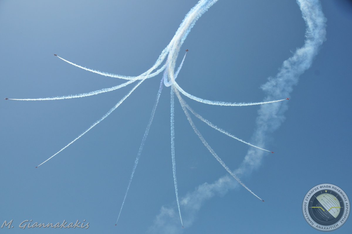 𝐑𝐞𝐝 𝐀𝐫𝐫𝐨𝐰𝐬 𝐒𝐩𝐚𝐠𝐡𝐞𝐭𝐭𝐢 𝐁𝐫𝐞𝐚𝐤
The Royal Air Force Aerobatic Team, the Red Arrows, performing the amazing Spaghetti Break.
Spaghetti Break is a nine-ship downwards bomb burst, where the jets break their formation into the landing pattern
#spaghettibreak #break