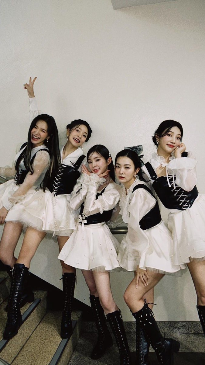 Red Velvet as a 10 year old group still having yearly comebacks and ever changing concepts (since debut!). Who is doing it like them honestly? Red Velvet best girls.