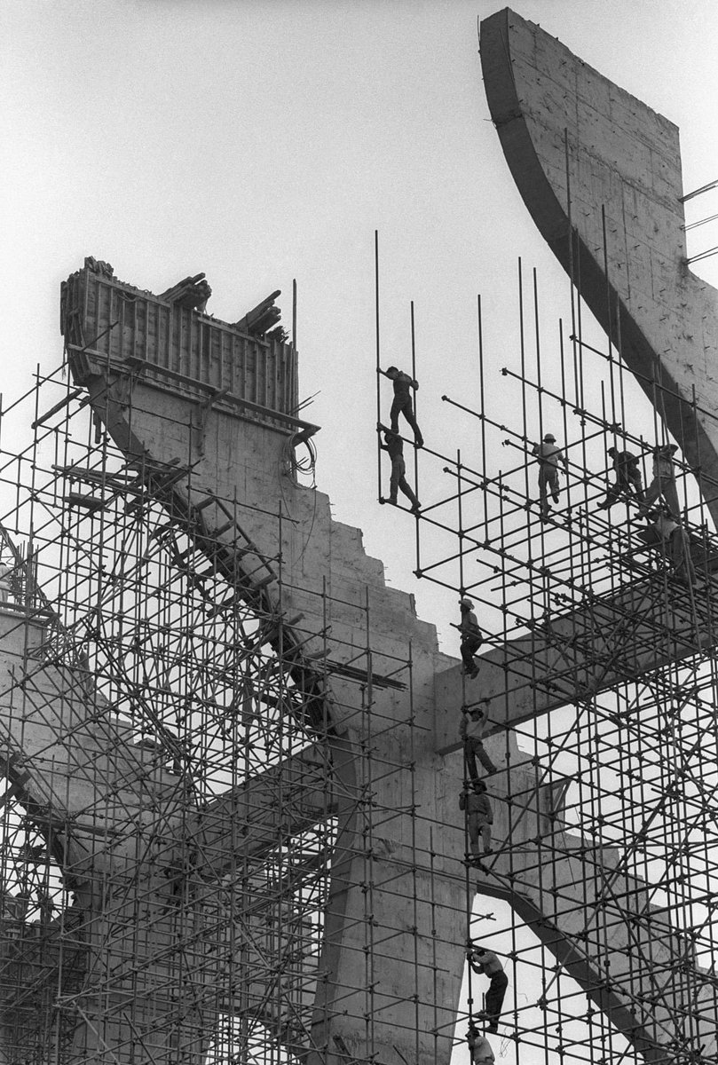 Los trabajadores de la construcción en las obras del Estadio Azteca cerca de 1964. Este espacio fue inaugurado en mayo de 1966. 📷: Bob Schalkwijk