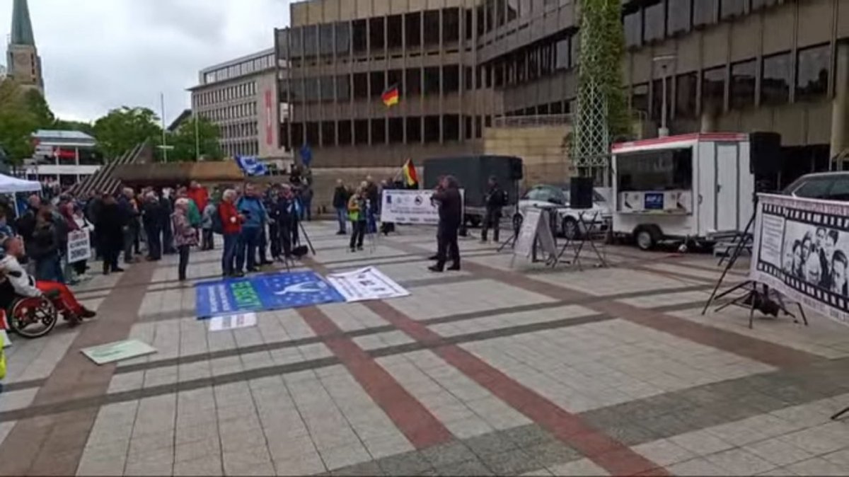 Die rechte Gruppe „#Bielefeld steht auf“ hat sich vor dem Rathaus versammelt und zeigt ihre Fahnen: Deutschland, „Querdenken #Herford“, Friedenstaube und natürlich Preußen - schöne Reichsbürger-Duftmarke #bi0305
