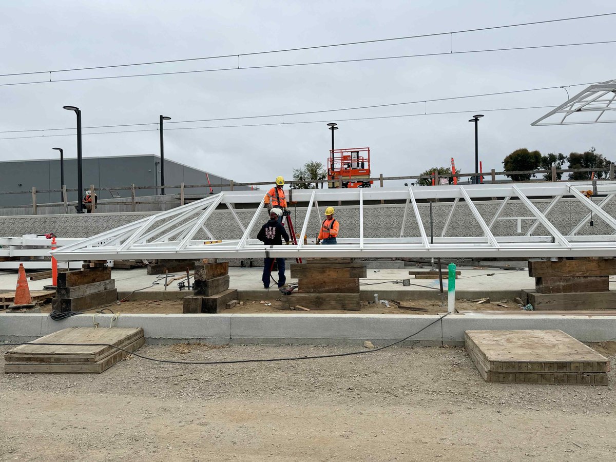 At the future Pomona station, crews are preparing the west ticketing area canopy for installation, and preparing to paint the main boarding canopy to its final color. #TheJourneyContinues 🛤