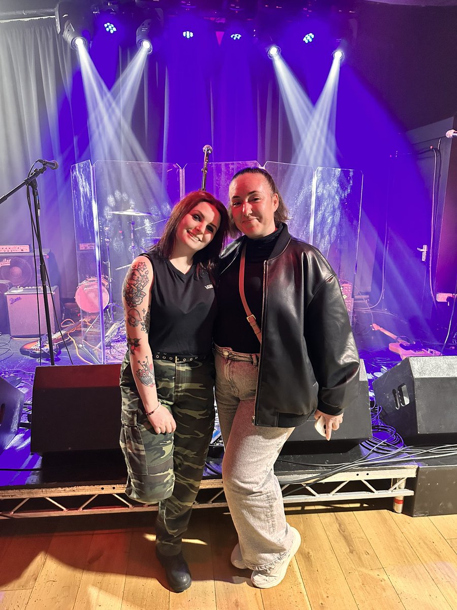 I wish Twitter allowed more than 4 photos at a time!!! Had an amazing time tonight meeting everyone and meeting Emma for the second time! Was an epic show as always and left with hardly a voice! See ya in Newport! 

CROESO I CYMRU!!!!!