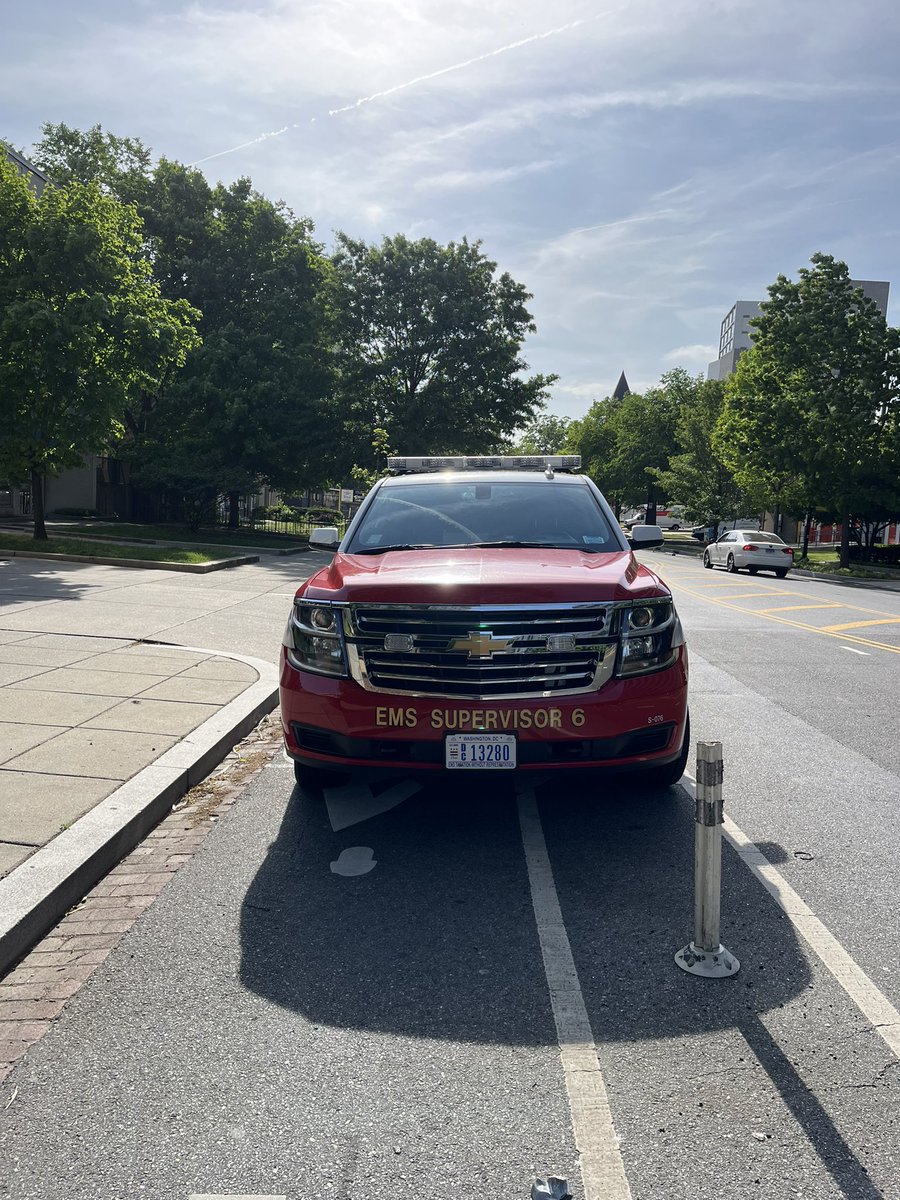 .@311DCgov abandoned vehicle in eastbound cycle track on K St NE (100 blk). DC plate #13280. No emergency visible. No lights flashing. No fire/ems personnel present. cc: @NoMaBID @dcfireems @WABADC