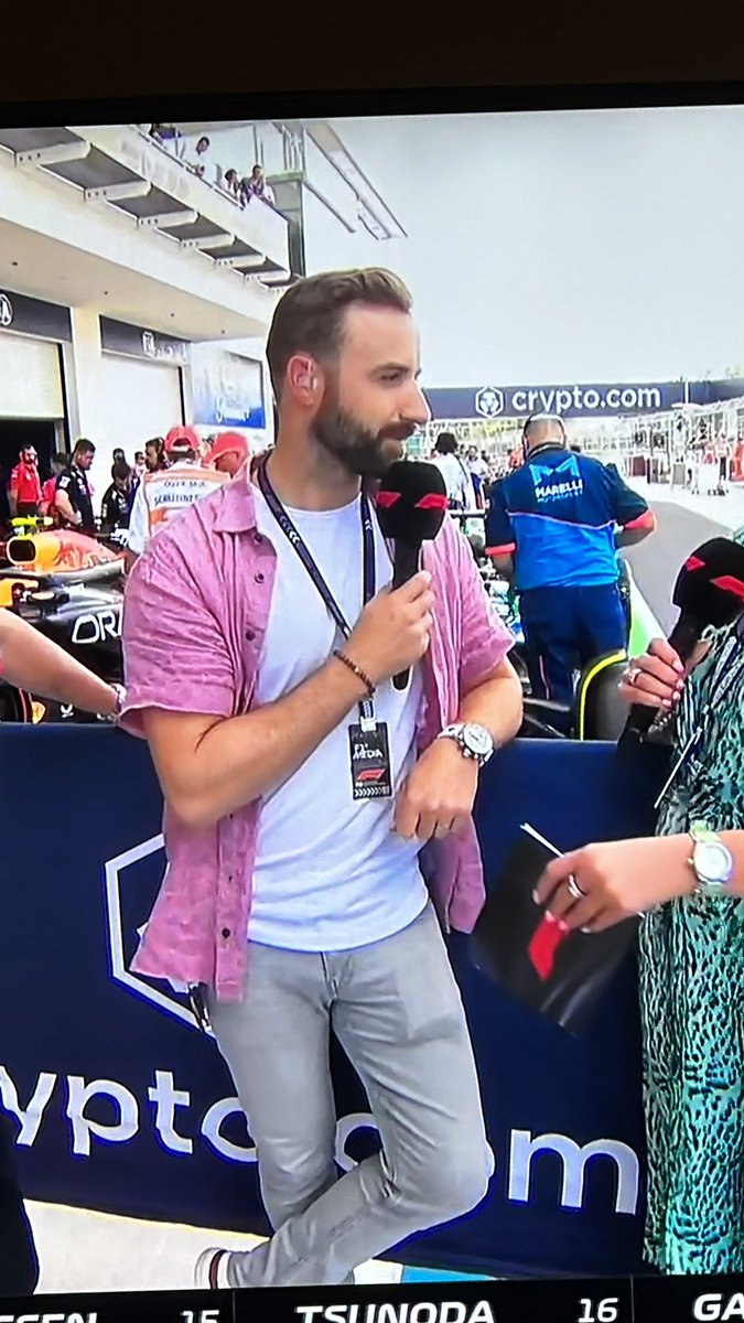 Is @Hinchtown wearing pink for @AlexanderRossi’s horse with no name? I like to think so! @AskOffTrack
