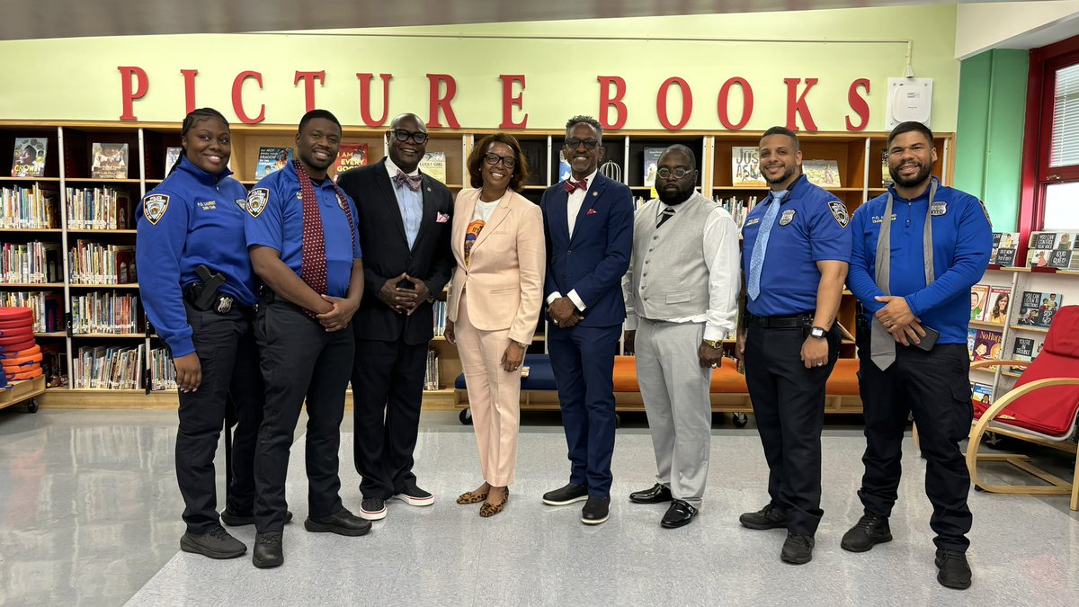 Surround by Books! My Brother’s Keeper 1st-8th graders learn how to become TIEd to Success. #ArthurTappanReads #RobinHoodLibrary @psms46Harlem @LMitchellPSMS46 @APWardlow @DrHazell20 @District5NYC @nypl @nycsla @SeanLDavenport @DamonKJones @assemblymanalt1