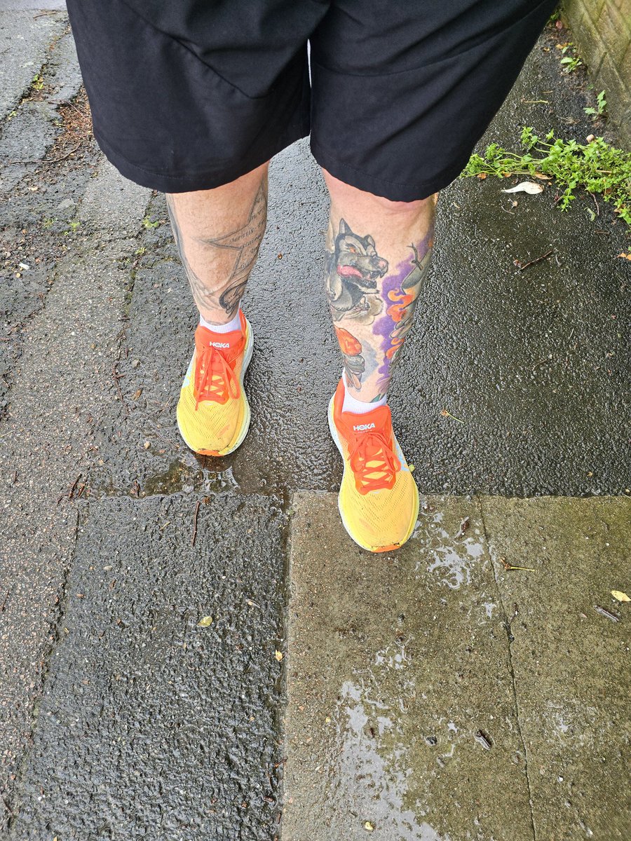 #POTD2024 Day 124 Wet legs. Shorts in the rain for a run? Plan was to run on the treadmill but decided I didn't like it, so went out without changing. Doh! #potd #picoftheday #pictureoftheday #mylifeinpictures #s24ultra #london #southlondon #running #raining