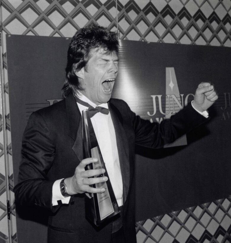 The fact that in 1989 David Foster won a JUNO for “Instrumental Artist of the Year” he was up against some heavyweights….i mean FRANK MILLS and ZAMFIR !!! 
🏆😎🇨🇦
#JunoAwards #YachtRock 
#DavidFoster