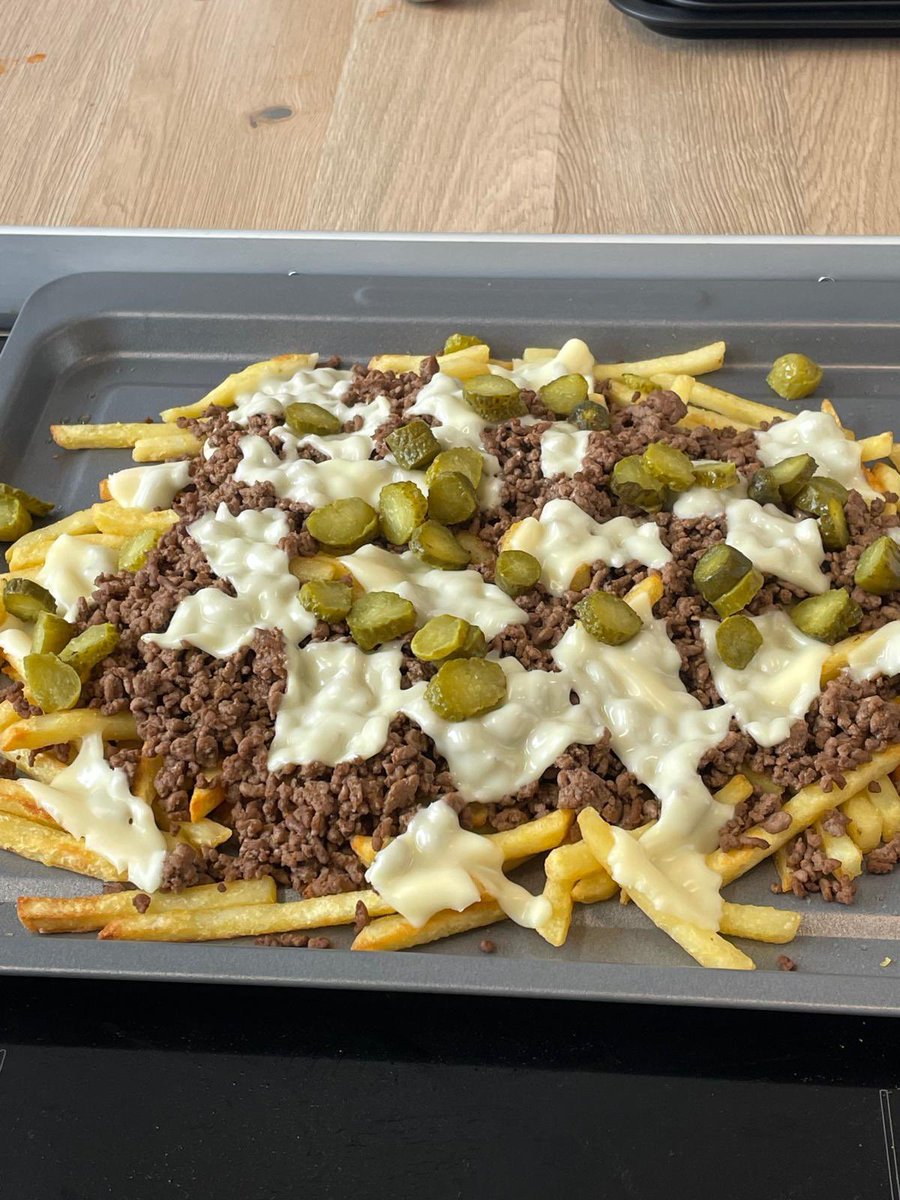 Penclawdd's tweet photo. 🥄Children’s choice- dirty fries and home made burgers!
They knew what they wanted and cooked up a treat! #PencASC #PencHCI #Pencpupilvoice #PencACL🥄 https://t.co/Cjy03hHbS4