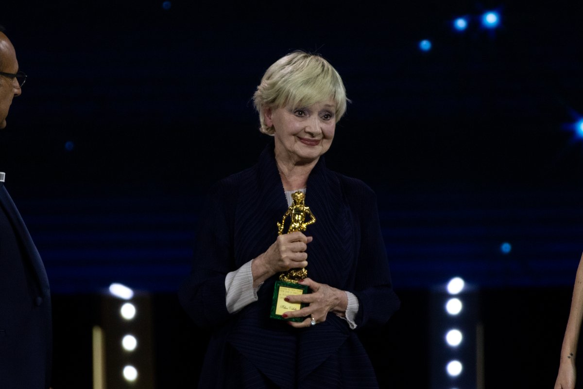 #MilenaVukotic Premio alla Carriera: «Sono grata non solo all'Accademia del Cinema Italiano, ma anche alla vita che qualche volta ci fa doni così eccezionali. Se mi dà fastidio essere ancora riconosciuta come Pina Fantozzi? No, essere amati non dà mai fastidio» #David69