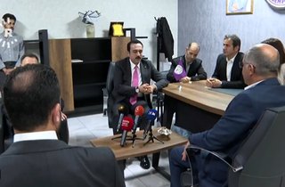 Gözden kaçmasın!

Erbil Valisi Amid Koşnav DEM Parti Diyarbakır İl Başkanlığını ziyaret etti. Ancak DEM'liler Kürtçe bilmediği için tercüman kullanmak zorunda kaldı.

Yorum sizin.