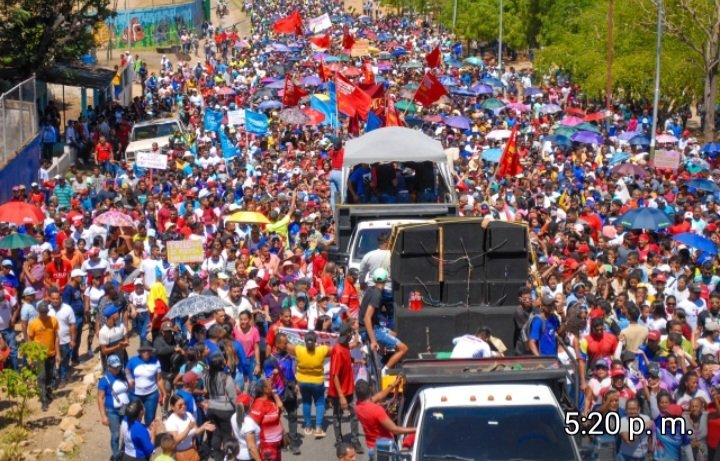 #ConChávezYMaduroPaLaCalle @dcabellor @ConElMazoDando Hermanos y hermanas observen y difundan este río de amor de nuestra Revolución Bolivariana con nuestro caballo de hierro de la Revolución Diosdado cabello Rondón