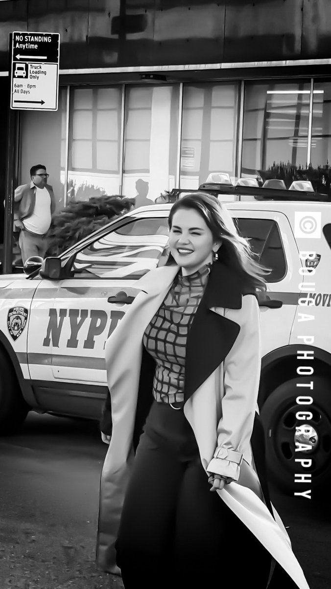 New picture of Selena from set of Only Murders In The Building from May 2 in New York.