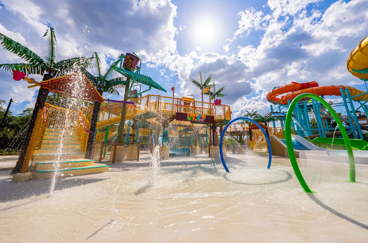coasterchitchat's tweet image. Castaway Falls is now open at @AdventureIsland! This brand-new @ProSlideTech RideHOUSE offers over a hundred different ways to splash and play!

📸 @BuschGardens

#adventureisland #buschgardens #buschgardenstampa #castawayfalls #proslide #waterpark #nowopen #tampa #florida