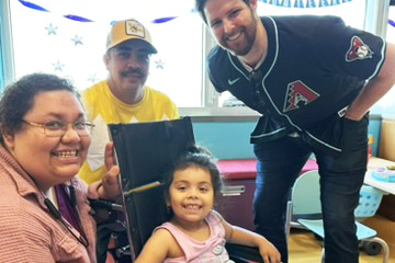 Shoutout to @Dbacks’ @Gumbynation34 for stopping by and bringing smiles to patient families at Phoenix Children’s Hospital — Thomas Campus! ⚾ @FriendsofPCH @teammates4kids @DbacksGiveBack