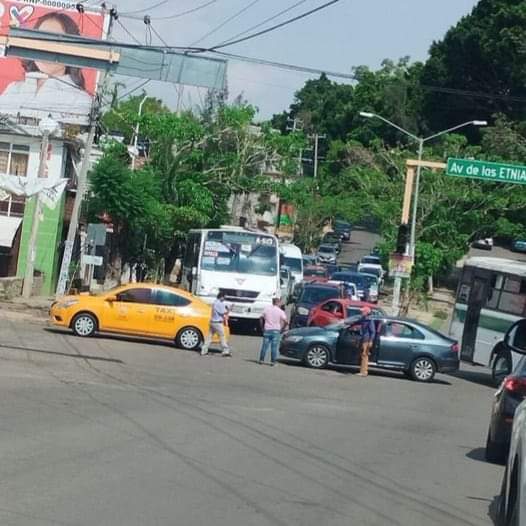 #AlertaVial accidente taxi vs vehículo particular, en Av. Las Etnias #precaucion conductores #Oaxaca #OADN #Vialidad