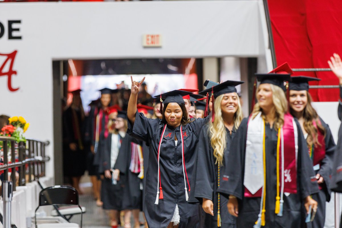 UofAlabama's tweet photo. When a #BamaGrad becomes a #BamaAlum 🥹 These new alumni represent ↓
🌎 30 countries
🇺🇸 49 states
🎖 46 veterans + 26 active-duty military
💻 876 distance learning students
Read more about these grads: https://t.co/wuSIldx0eg https://t.co/pDMiViMZlC